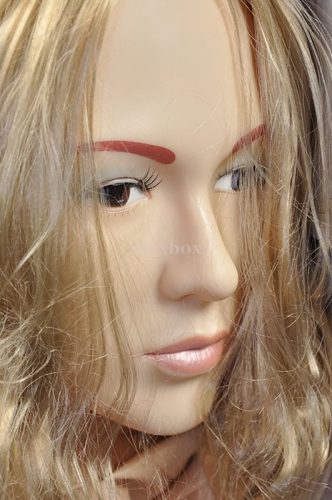 Antonya Vidra - szexbaba félig felhúzott lábbal